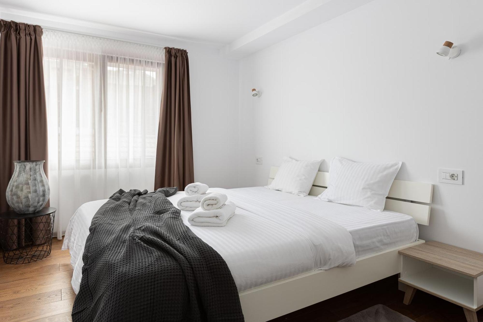 Peak Aparthotel - Old Town - By Cityhost Брашов Экстерьер фото